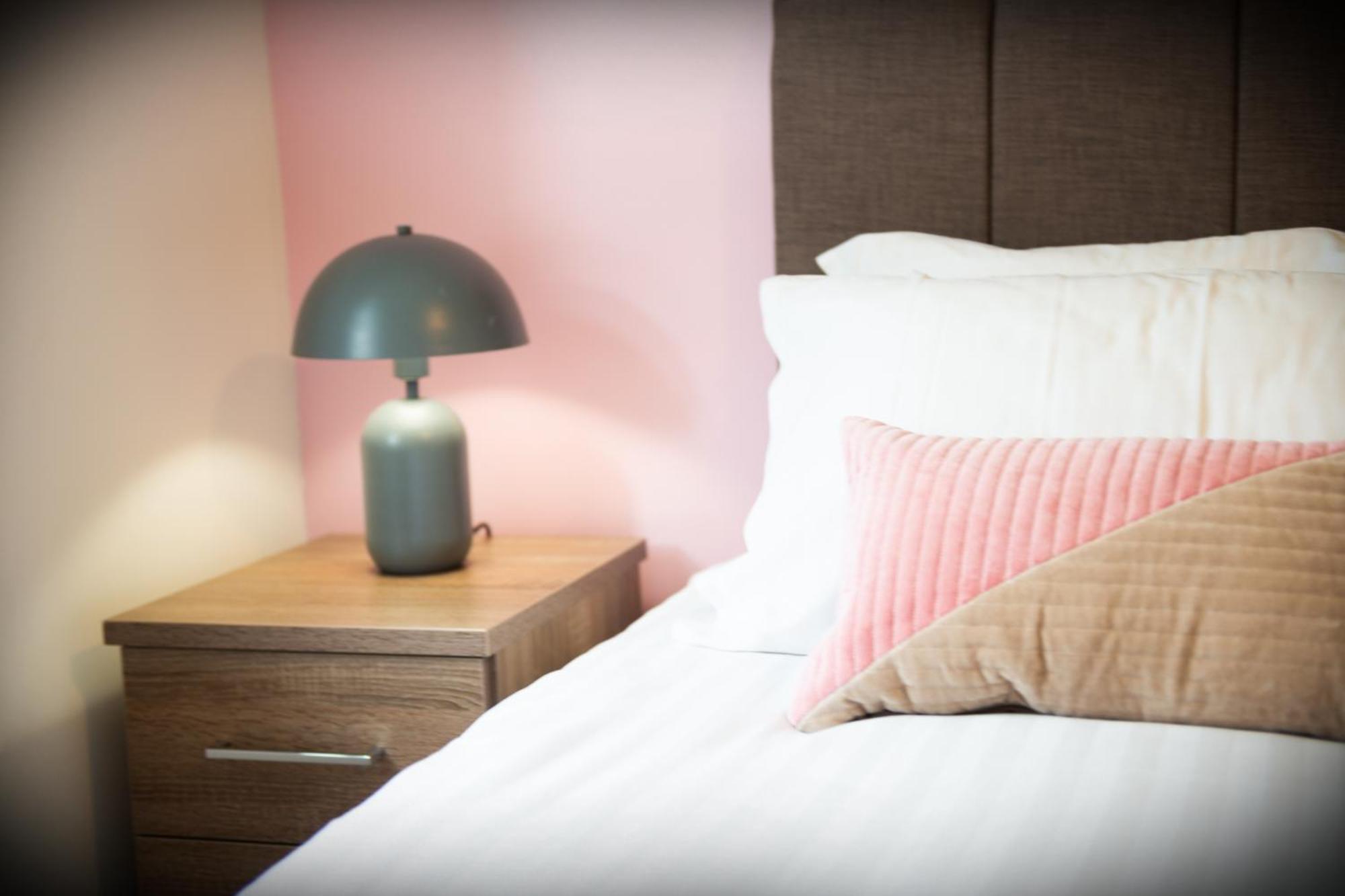 The 'Pinky' - Beautiful 1 Bed Apartment In Hatfield - Free Parking - Near Uni & Business Park - Big Savings On Long Stays 외부 사진